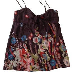 ✨Floral top w/hint of sparkle